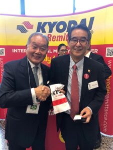 文協の石川レナト会長（左）と木本氏（ＫＹＯＤＡＩ提供）