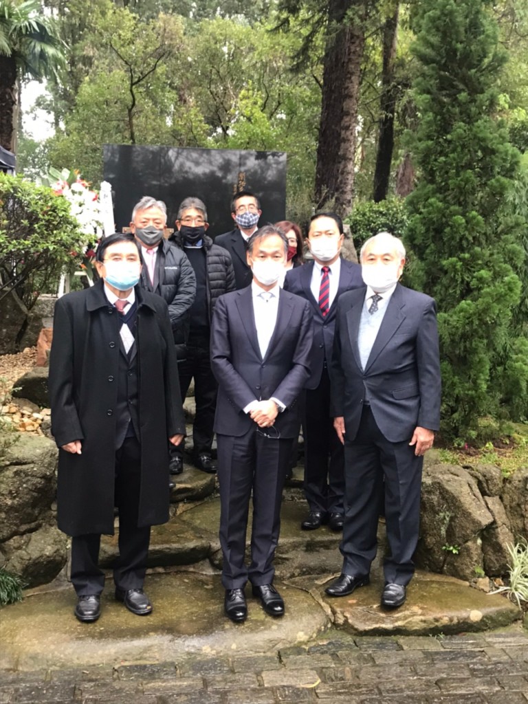 前列左から市川県連会長、桑名総領事、谷口日本祭り実行委員長ら
