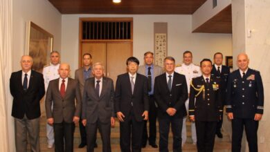 前列左から３番目がエレーノ長官、その中央が山田大使、前列右から２人目が金井一等陸佐（大使館提供）