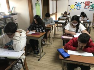 日本語の勉強をする子供達