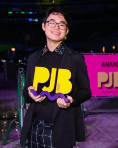 ＰＪＢ受賞トロフィーを持ち記念撮影するオガタ・ペドロさん（本人フェイスブックより）