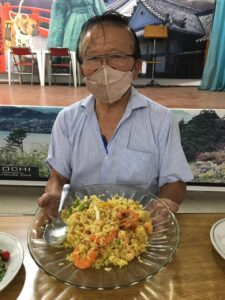 好評を博したパエリアを持つ片山会長