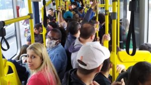 異なった肌の色の人が乗るバスはブラジルの縮図の一つ（Divulgacao）