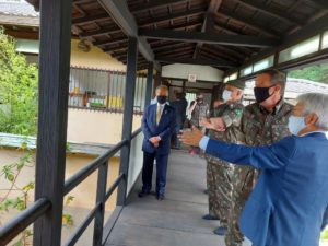 日本館を見学する南東陸軍一同