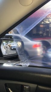 盗られたときに割られた車のフロントガラス