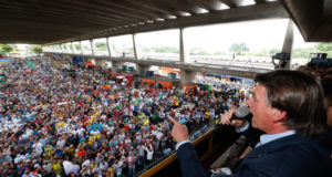 コロナの存在を忘れ、マスク着用なども無視する大統領と密を作る群衆と（Alan Santos/PR）