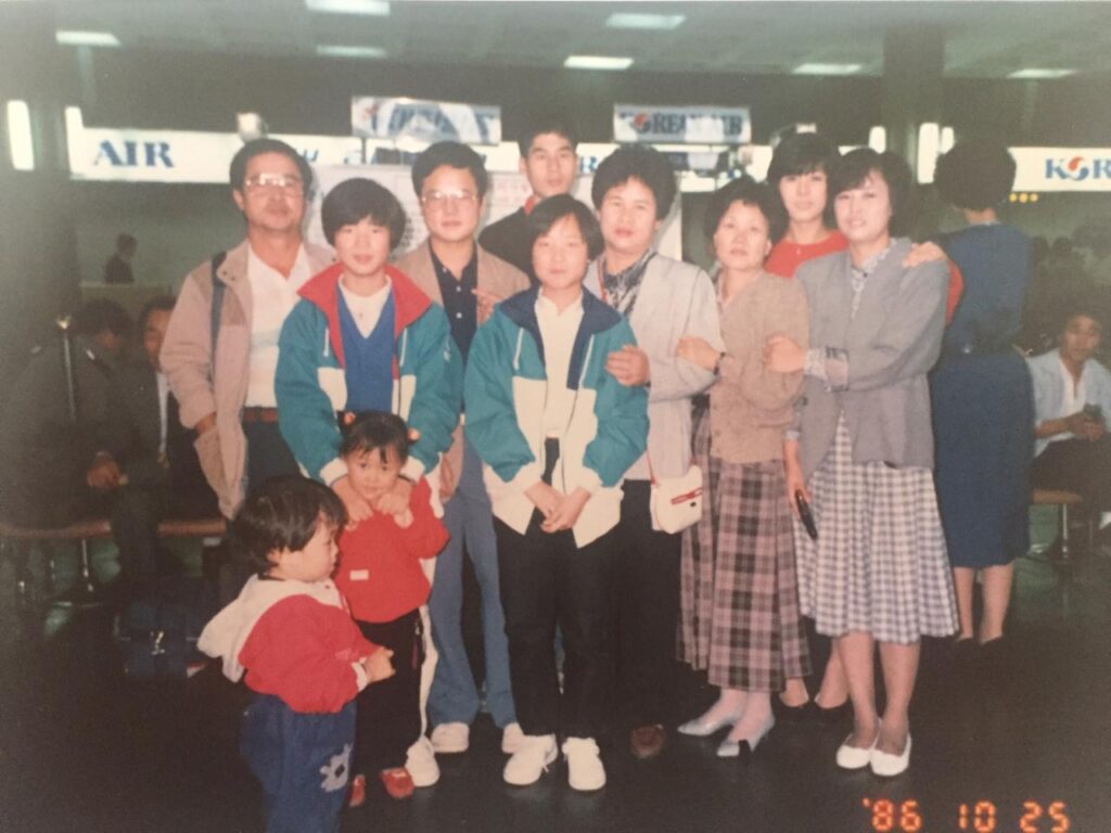 移民する前に空港で親族に見送られたキム・ジンヒさんの家族