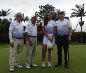 左から堀井文夫さん、森昇さん、プロゴルファーのジェシカ・ロウレンソ（１位）、プロゴルファーのジエゴ・メラッセ（４位）