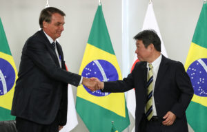 ボルソナロ大統領と固い握手を交わす茂木外相（大統領官邸、Foto: Marcos Corrêa/PR ）