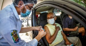 ドライブスルーで接種を受ける８３歳の男性（Nailana Thiely / Ascom Uepa）