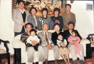 １９９０年頃のバンさんのご両親と子どもや孫たち