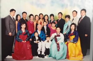 両親の結婚５０周年記念写真、移民した当初は６人家族だったのが２０人に。今は３２人に。後列左から３人目がバン・ウニョンさん