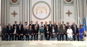 老人の日記念昼食会のために青瓦台（チョンワデ、大統領府）に招待された海外在住の韓国人の記念集合写真。前列中央の朴槿恵元大統領の左が金進卓さん