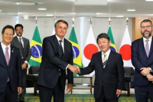 左から西森下議、ボルソナロ大統領、茂木外相、アラウージョ外相ら（１月８日、ブラジリア、Fotos: Marcos Corrêa/PR）