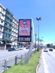 時刻と気温と空気汚染の表示板があるサンパウロの大通り