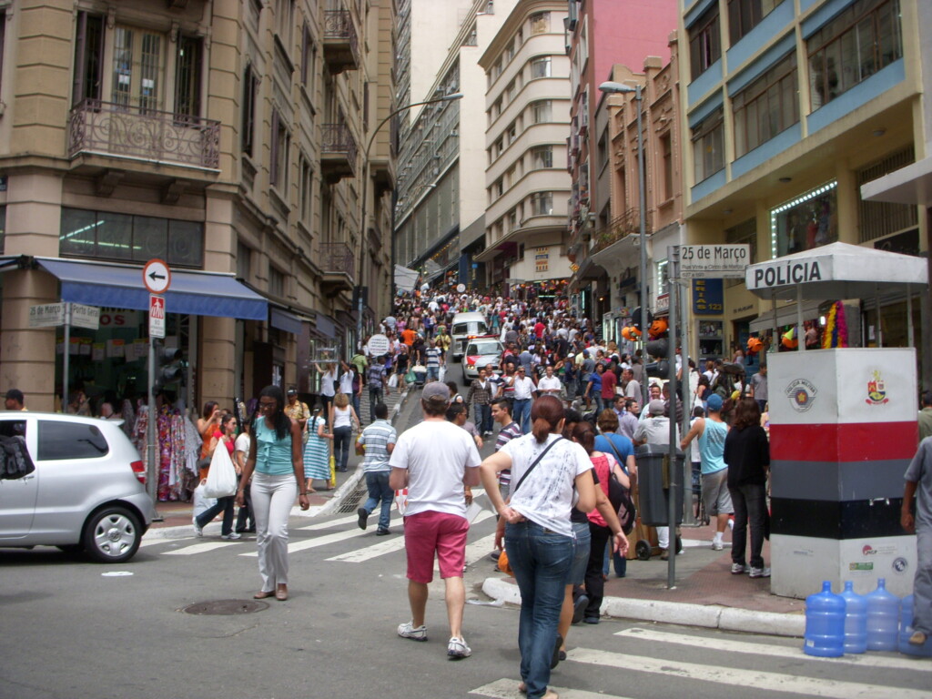 かつてはアラブ人街として発展してきたサンパウロのヴィンチシンコ・デ・マルソ街