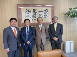 左から下地議員、林理事長、笹川堯氏、輿石東京支社長（霞が関ビル１３階）