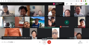 あいさつし合うオンラインラジオ体操集会に参加したメンバー。上段右端が木下ジョルジ会長、上段左から２人目が岡田マリコさん