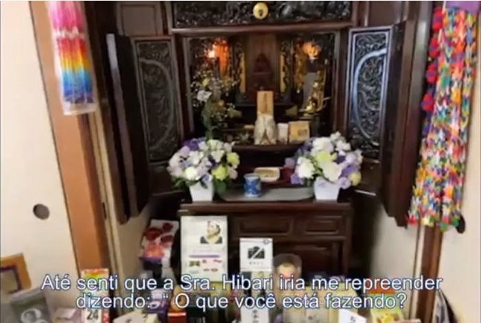 画面に映し出された加藤代表の自宅にあるひばりの仏壇