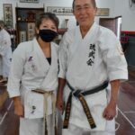 左からシモーネさん、与那嶺範士