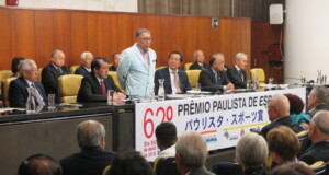 『第６２回パウリスタ・スポーツ賞』授賞式で開会あいさつする高木ラウル社長