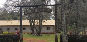 「ＣＡＹＳＡ農場」（Compañía Agropecuaria Yguazú S.A. イグアス農牧株式会社）の入り口（提供写真）