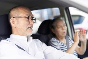 運転中にぶつかりそうになる高齢者ドライバー（参考写真、まぽさん、写真ＡＣ）