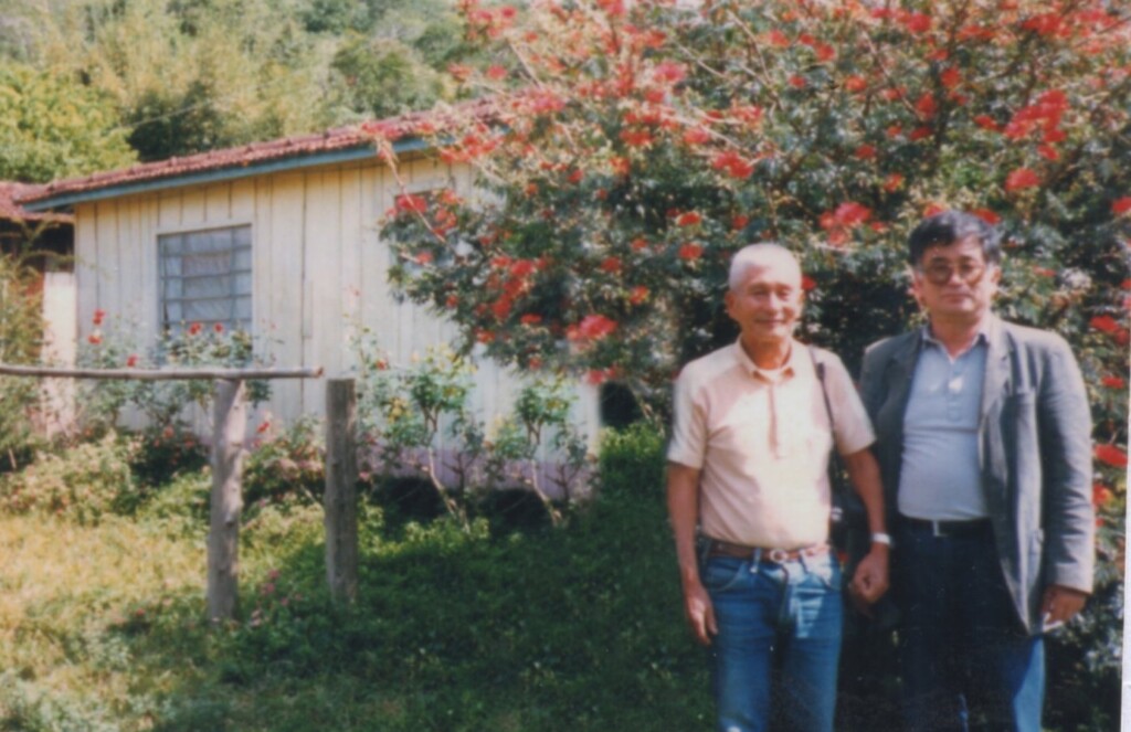 ブラジルの茸栽培の先駆者・古本（左）と野澤。タピライのサンタモニカ農園にて