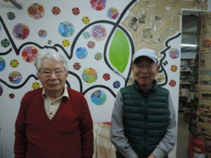 来社した鈴木源治さんと小山徳さん