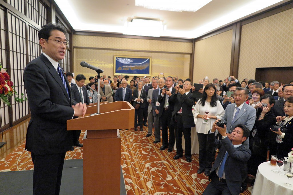 ２０１５年の海外日系人大会の歓迎レセプションで、世界から集まった日系人を前に挨拶する岸田文雄外務大臣（当時）