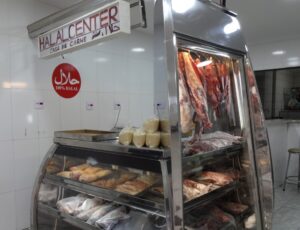 アフマドさんのハラール食肉店（ハラール肉とは、イスラム教で厳格に定められた屠畜、解体などの方法で処理された肉）