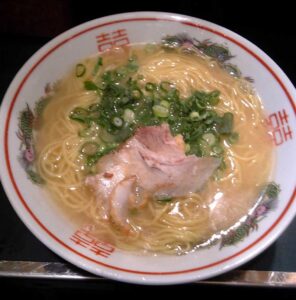 博多ラーメン（Hykw-a4, via Wikimedia Commons）