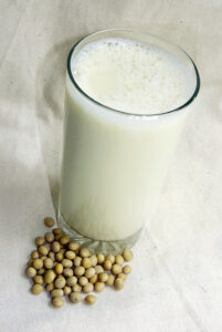 豆乳と大豆（LinasD, via Wikimedia Commons）