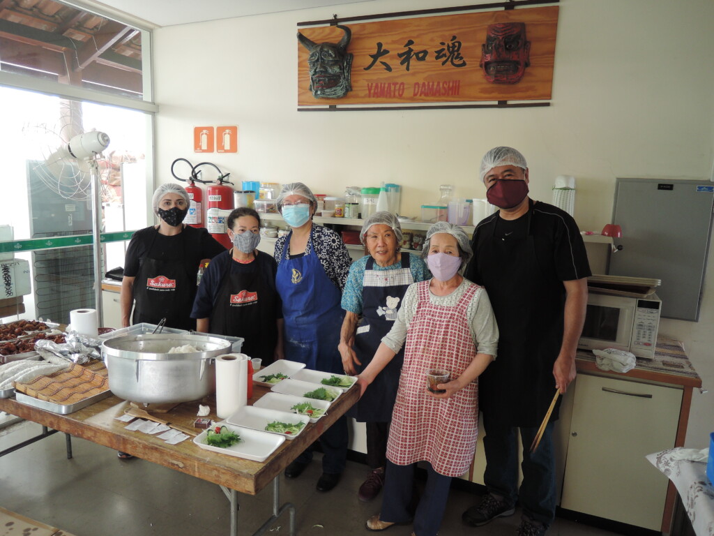 料理を振る舞った宮城県人会の方々