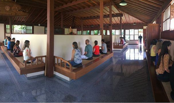 僧堂で座禅を組む人たち（禅光寺提供写真。撮影＝Vitor Nogueira）