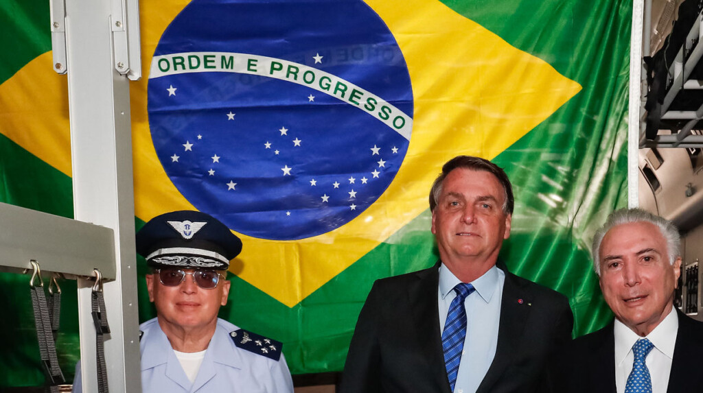 昨年８月１２日、ベイルート大爆発直後に救援物資をブラジルから贈った際、ボルソナロ大統領（中央）と団長に任じられたテメル前大統領（右、Alan Santos/PR）