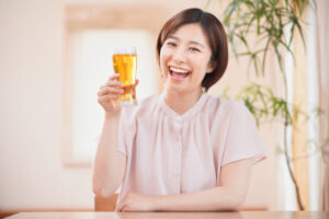 楽しそうにビールを飲む女性（acworksさん、写真ＡＣより）