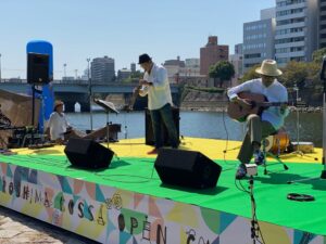 バックを川にしたブラジルカラーのステージ