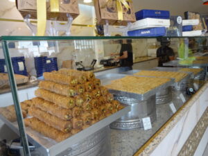 スルタン氏も好きなアラブ菓子（サンパウロのアラブ菓子専門店Alyah Sweetsの店内）