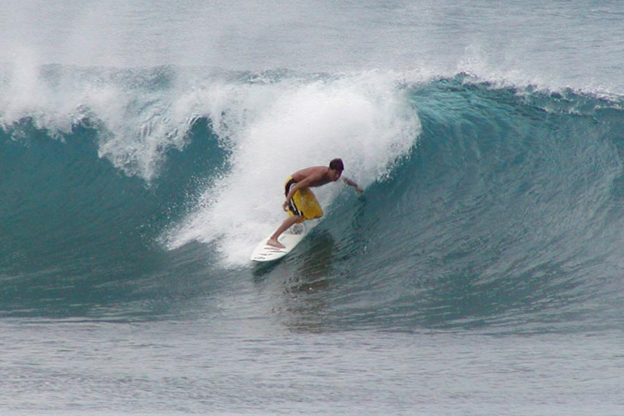 ハワイのノースショアでのサーフィン（Stan Shebs, CC BY-SA 3.0, via Wikimedia Commons）