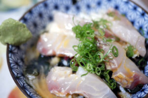 宇和島風鯛めし。溶いた生卵とタレに鯛の刺身を絡めご飯にのせて食べる。