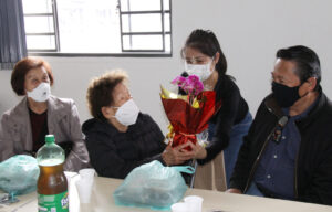 プレゼントを寄贈された１００歳の樋口さん（左から２人目）