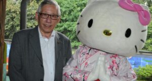 西尾ロベルト文協副会長とキティちゃん