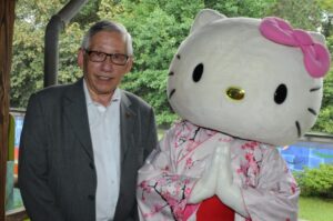 西尾ロベルト文協副会長とキティちゃん