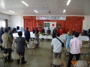 伯日両国歌を斉唱するピラルドスル日本語学校教室落成式